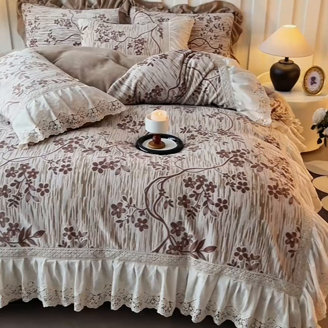91家纺网 家纺一手货源 找家纺 花香四季家纺 2025新款雕花绒夹棉床盖款四件套系列 美拉德