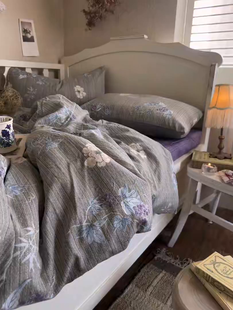 91家纺网 家纺一手货源 找家纺 初念 2025新款1亚麻复古诧季风系列皱皱纱提花四件套(提供买家秀） 诧季风-鸢尾葡萄