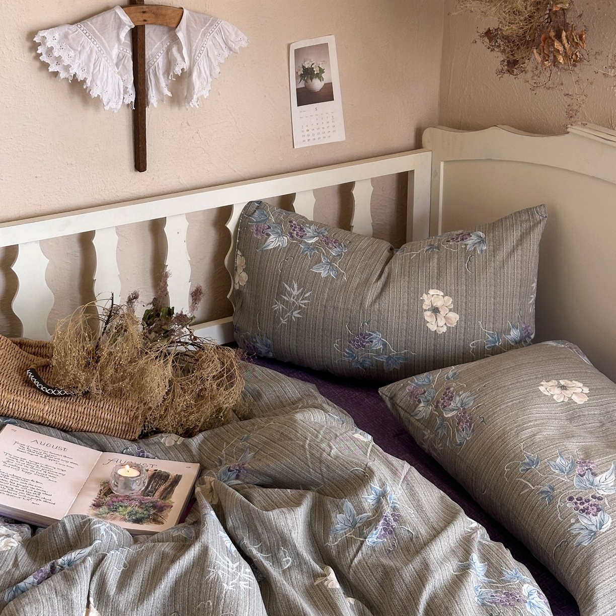 91家纺网 家纺一手货源 找家纺 初念 2025新款1亚麻复古诧季风系列皱皱纱提花四件套(提供买家秀） 诧季风-鸢尾葡萄