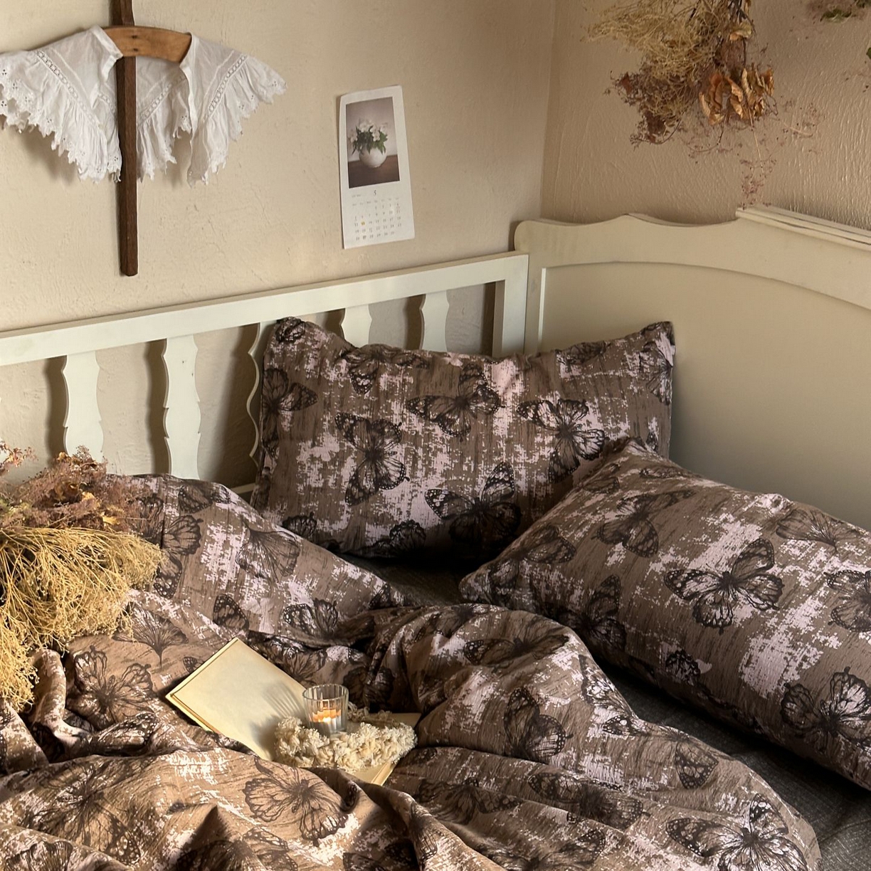 91家纺网 家纺一手货源 找家纺 初念 2025新款1亚麻复古诧季风系列皱皱纱提花四件套(提供买家秀） 诧季风-回忆蝶