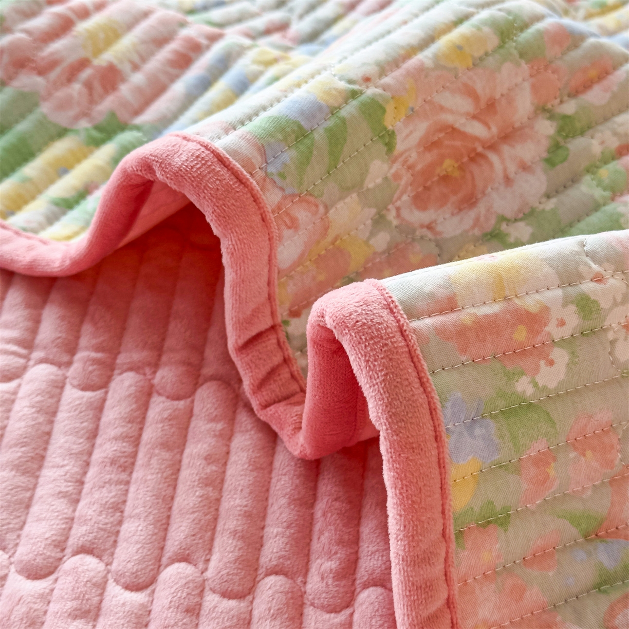 91家纺网 家纺一手货源 找家纺 恒爱家纺 2025新款全棉宝宝绒双拼床盖三件套 花容月貌-绿