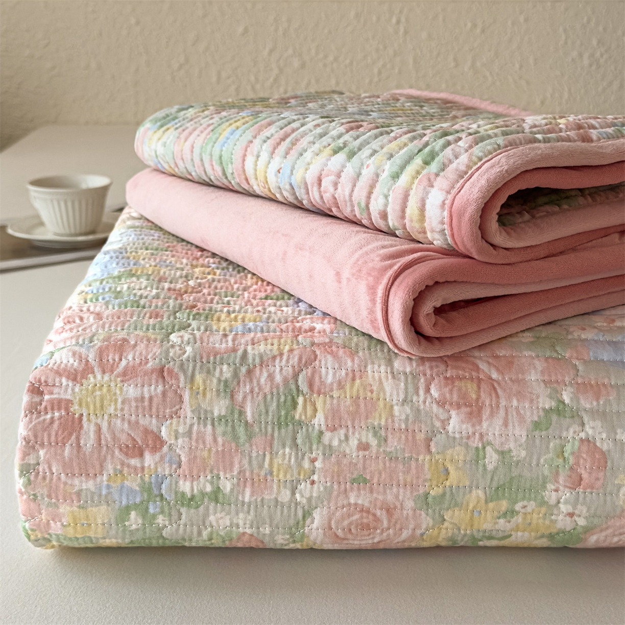 91家纺网 家纺一手货源 找家纺 恒爱家纺 2025新款全棉宝宝绒双拼床盖三件套 花容月貌-绿