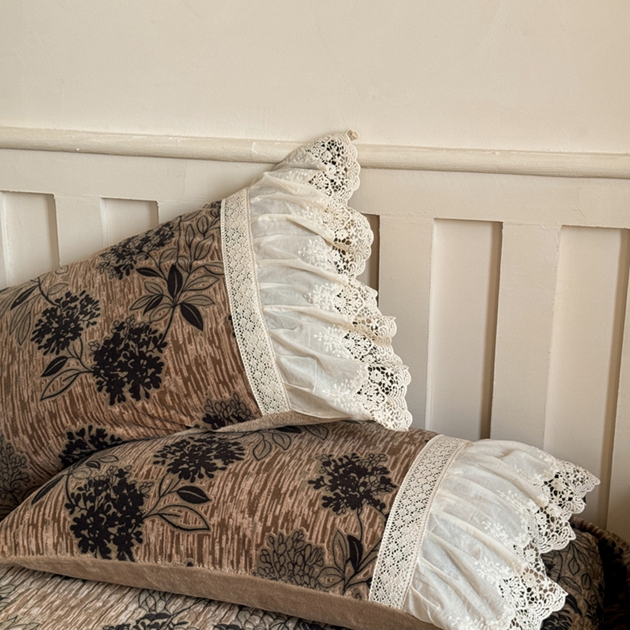 91家纺网 家纺一手货源 找家纺 花香四季家纺 2025新款雕花绒夹棉床盖款四件套系列 秘境