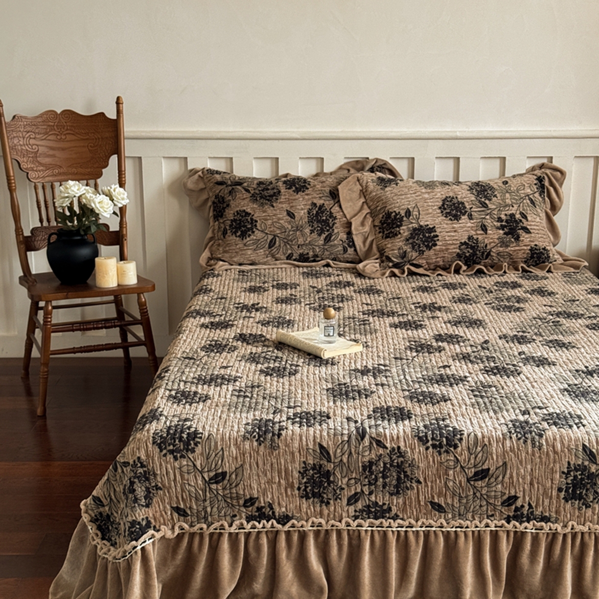 91家纺网 家纺一手货源 找家纺 花香四季家纺 2025新款雕花绒夹棉床盖款四件套系列 秘境