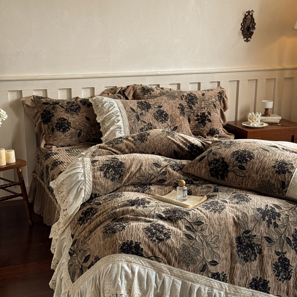 91家纺网 家纺一手货源 找家纺 花香四季家纺 2025新款雕花绒夹棉床盖款四件套系列 秘境