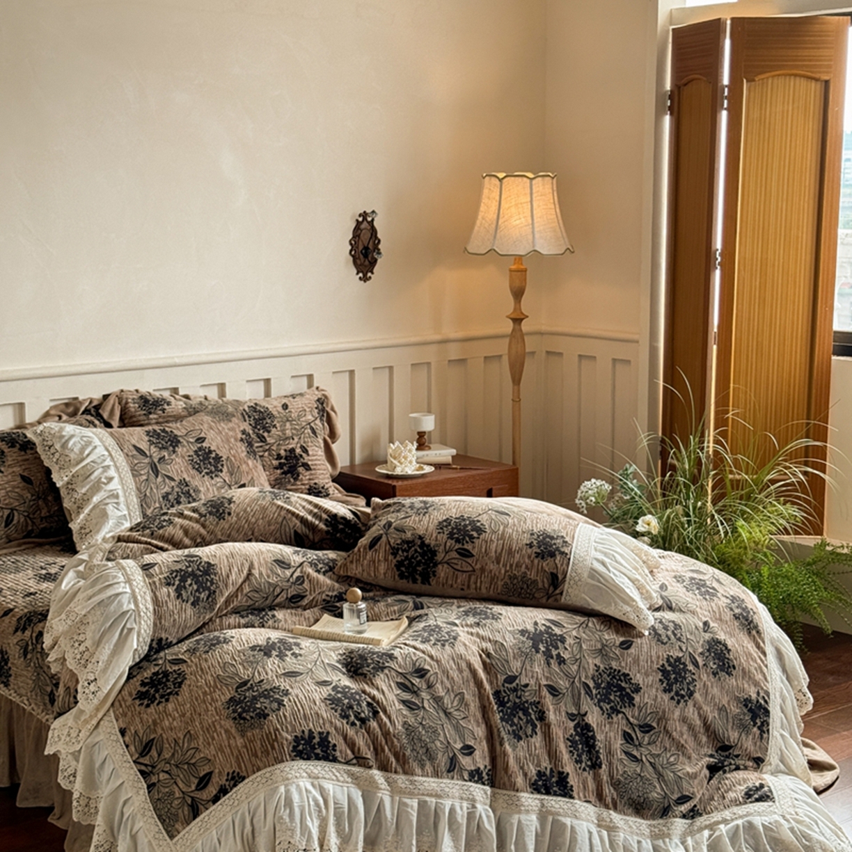 91家纺网 家纺一手货源 找家纺 花香四季家纺 2025新款雕花绒夹棉床盖款四件套系列 秘境