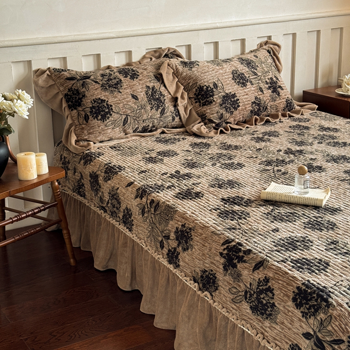 91家纺网 家纺一手货源 找家纺 花香四季家纺 2025新款雕花绒夹棉床盖款四件套系列 秘境