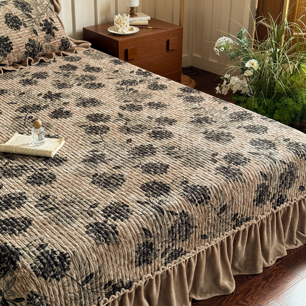 91家纺网 家纺一手货源 找家纺 花香四季家纺 2025新款雕花绒夹棉床盖款四件套系列 秘境