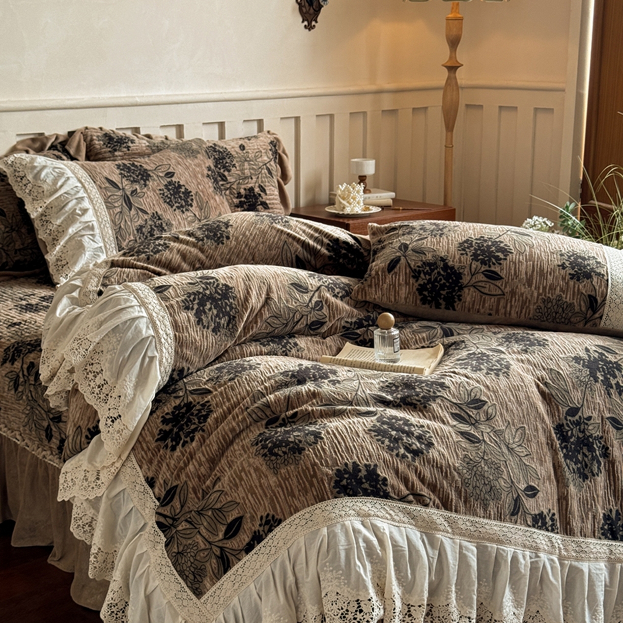91家纺网 家纺一手货源 找家纺 花香四季家纺 2025新款雕花绒夹棉床盖款四件套系列 秘境