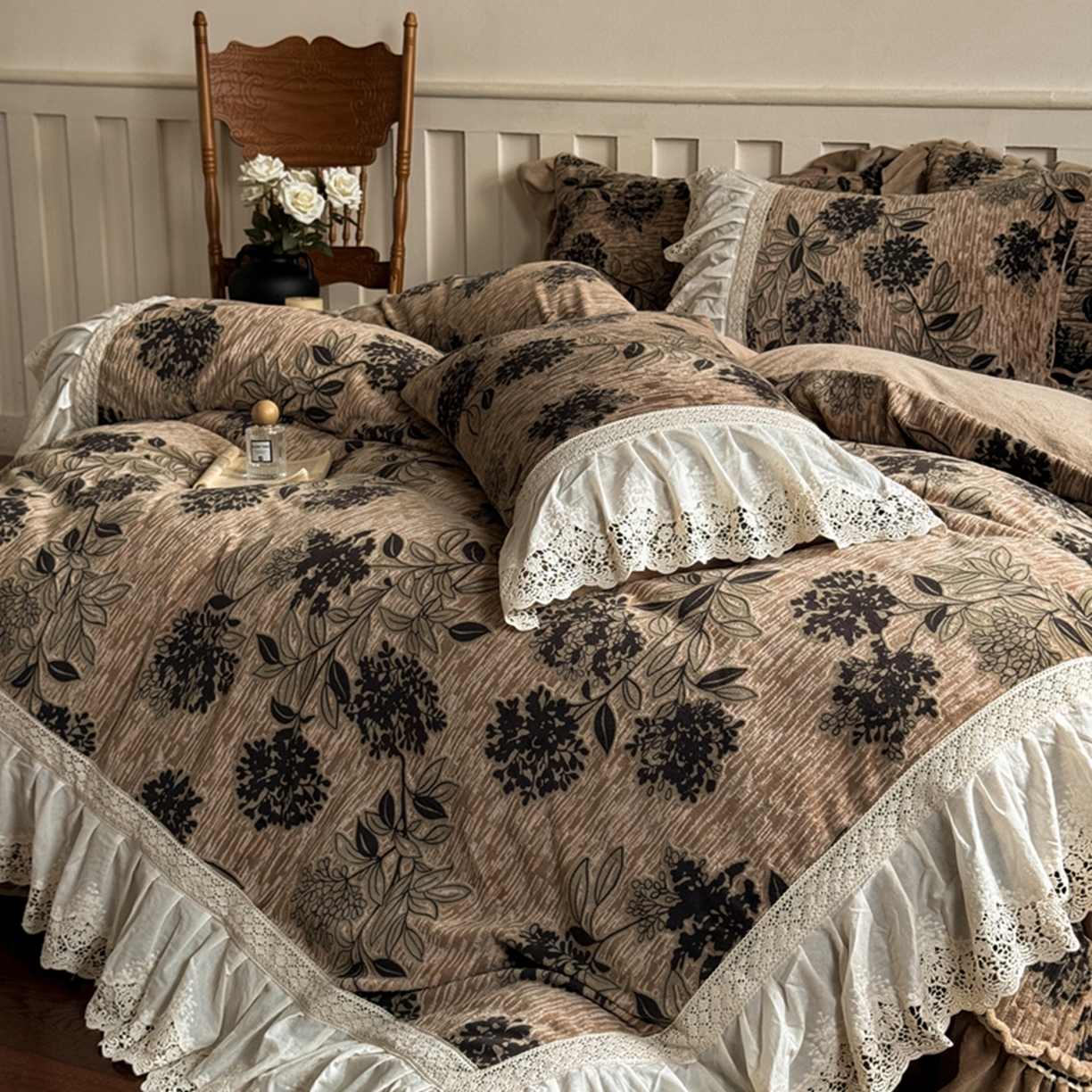 91家纺网 家纺一手货源 找家纺 花香四季家纺 2025新款雕花绒夹棉床盖款四件套系列 秘境