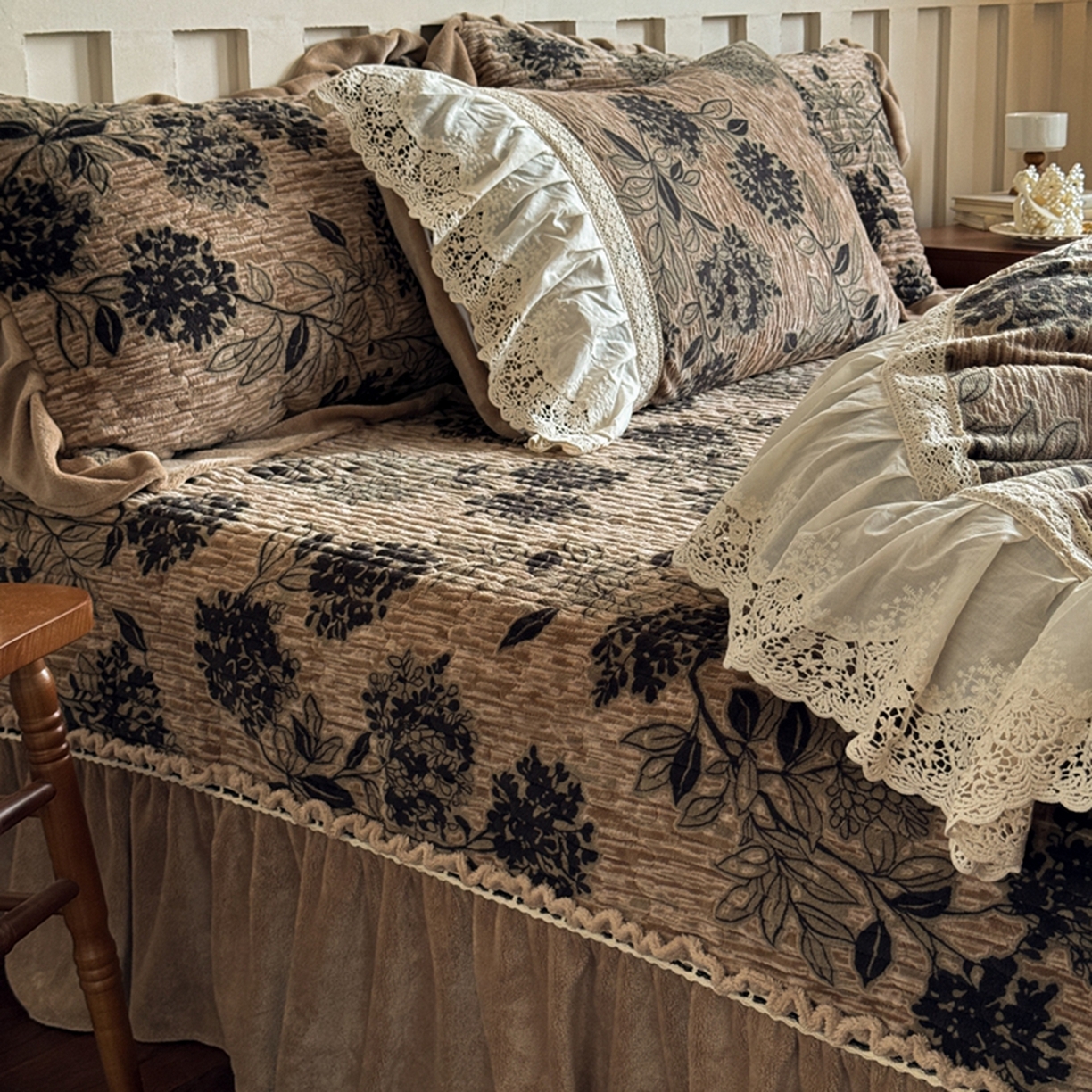 91家纺网 家纺一手货源 找家纺 花香四季家纺 2025新款雕花绒夹棉床盖款四件套系列 秘境