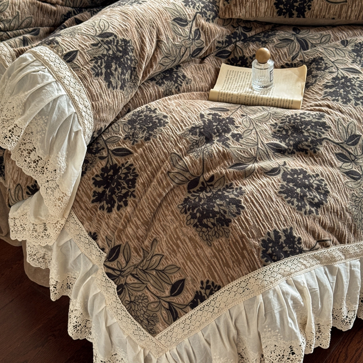91家纺网 家纺一手货源 找家纺 花香四季家纺 2025新款雕花绒夹棉床盖款四件套系列 秘境