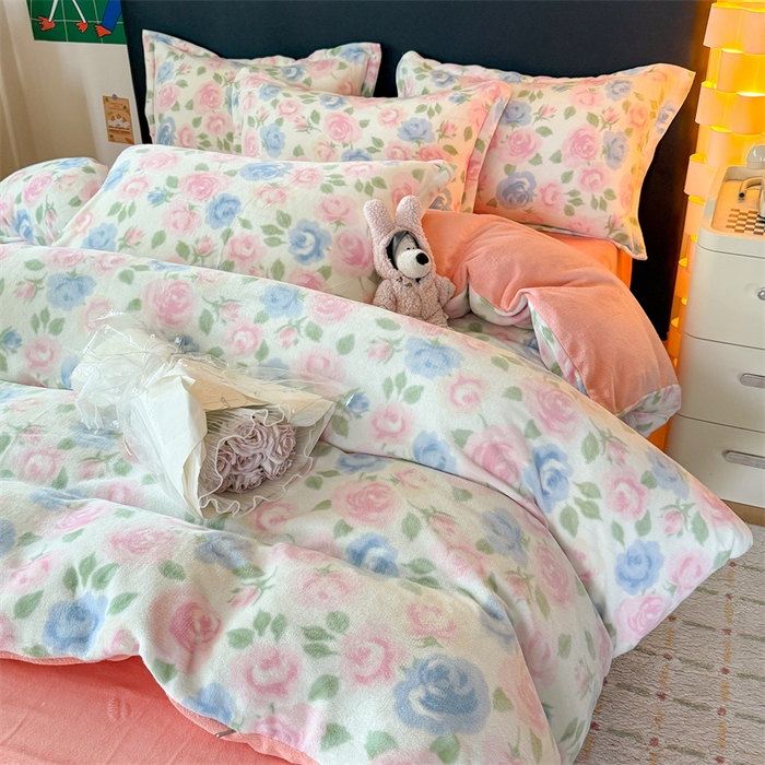 91家纺网 家纺一手货源 找家纺 艾特你 2025新款小清新高克重牛奶绒印花四件套 白月光