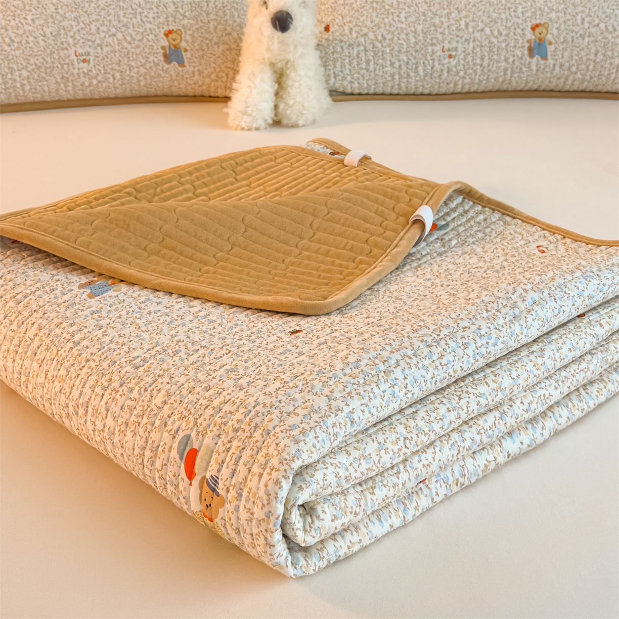 91家纺网 家纺一手货源 找家纺 恒爱家纺 2025新款全棉宝宝绒双拼床盖三件套 欢乐熊