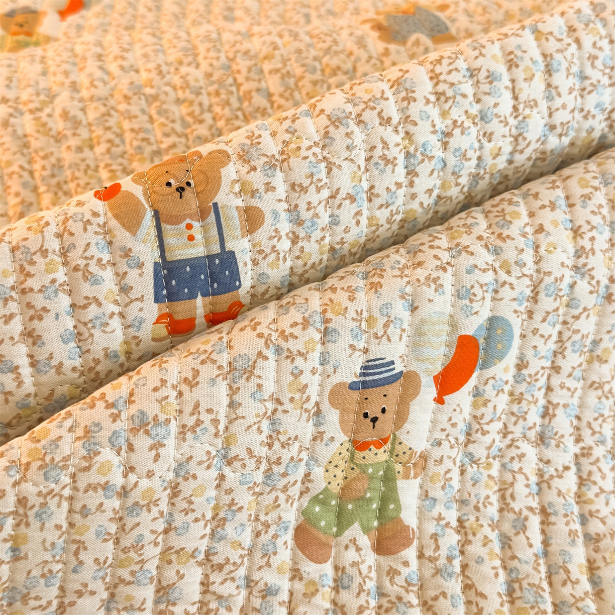 91家纺网 家纺一手货源 找家纺 恒爱家纺 2025新款全棉宝宝绒双拼床盖三件套 欢乐熊