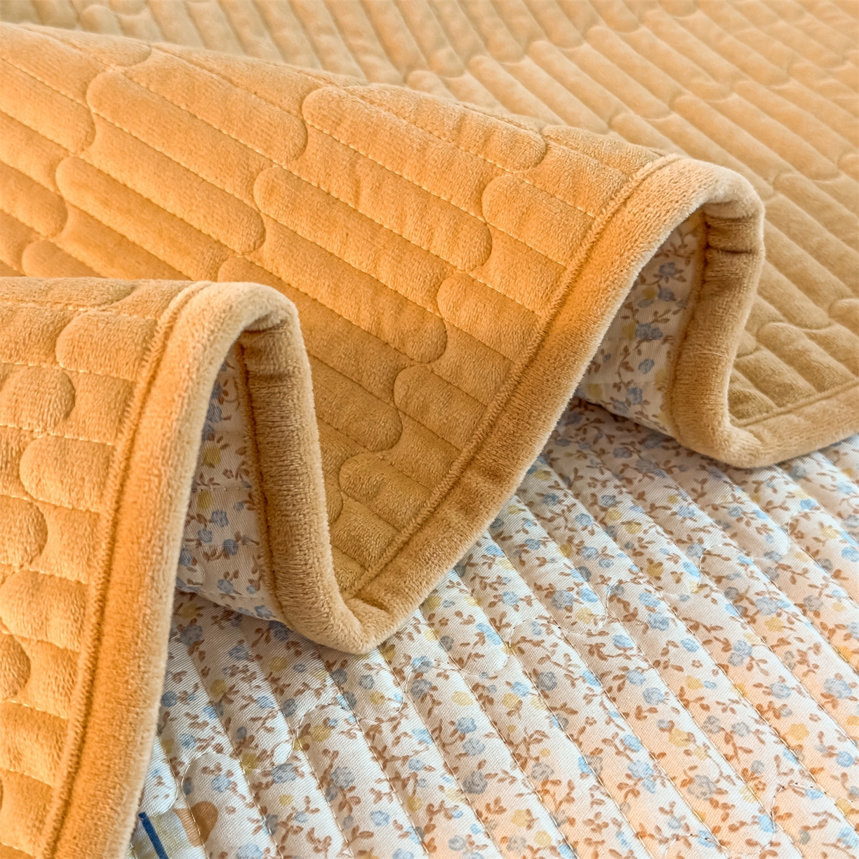 91家纺网 家纺一手货源 找家纺 恒爱家纺 2025新款全棉宝宝绒双拼床盖三件套 欢乐熊