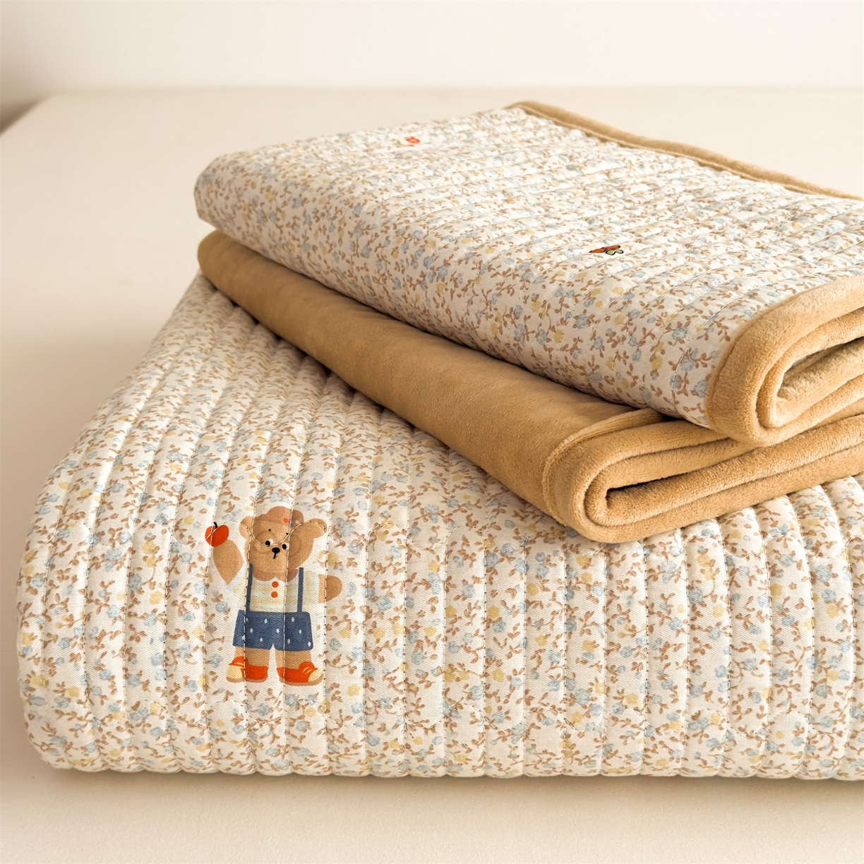 91家纺网 家纺一手货源 找家纺 恒爱家纺 2025新款全棉宝宝绒双拼床盖三件套 欢乐熊