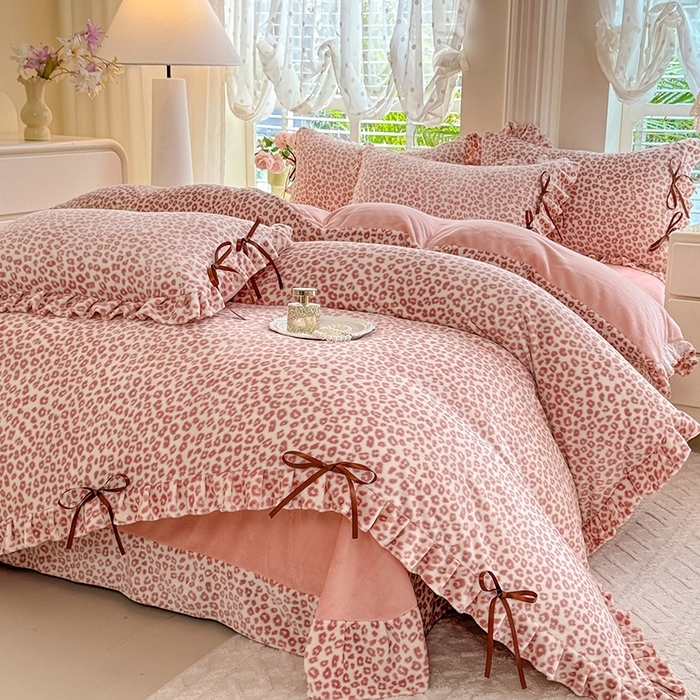 91家纺网 家纺一手货源 找家纺 韩约 2025新款韩式蝴蝶结牛奶绒床单款四件套 粉色豹纹