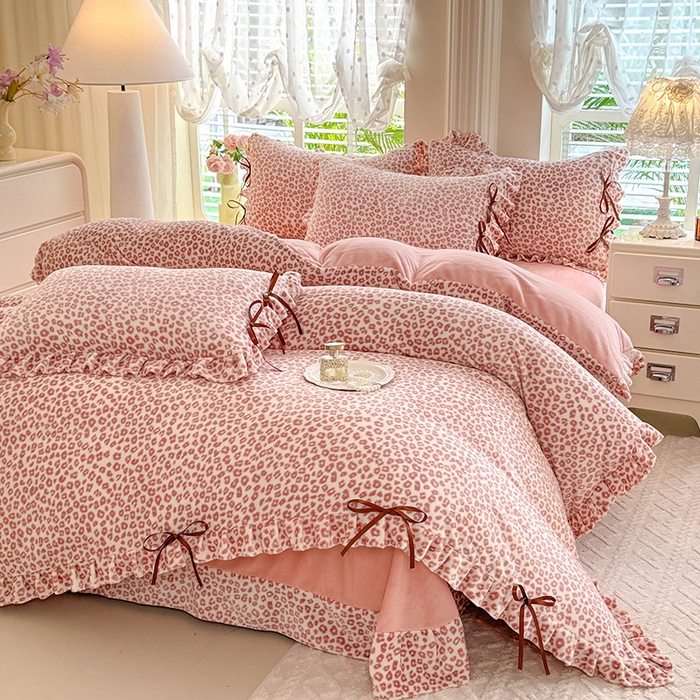 91家纺网 家纺一手货源 找家纺 韩约 2025新款韩式蝴蝶结牛奶绒床单款四件套 粉色豹纹