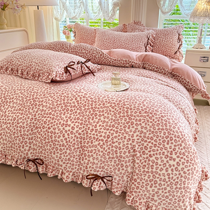 91家纺网 家纺一手货源 找家纺 韩约 2025新款韩式蝴蝶结牛奶绒床单款四件套 粉色豹纹
