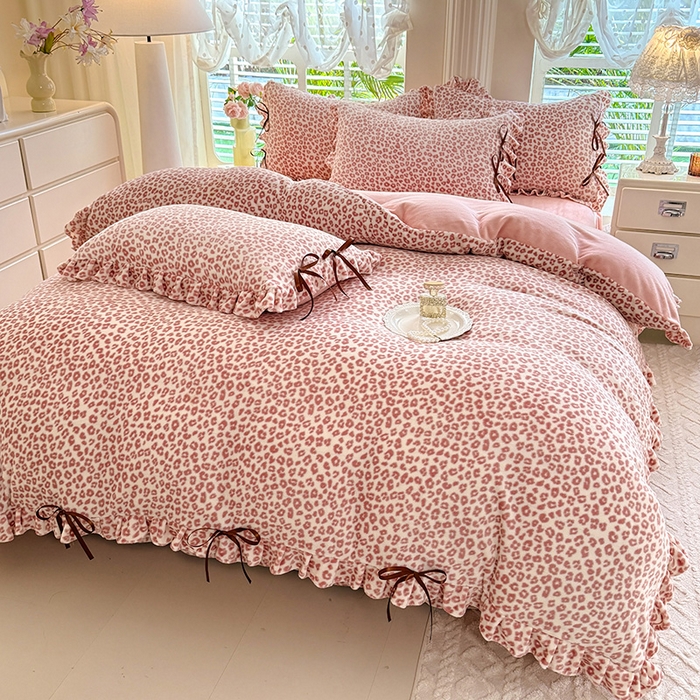 91家纺网 家纺一手货源 找家纺 韩约 2025新款韩式蝴蝶结牛奶绒床单款四件套 粉色豹纹