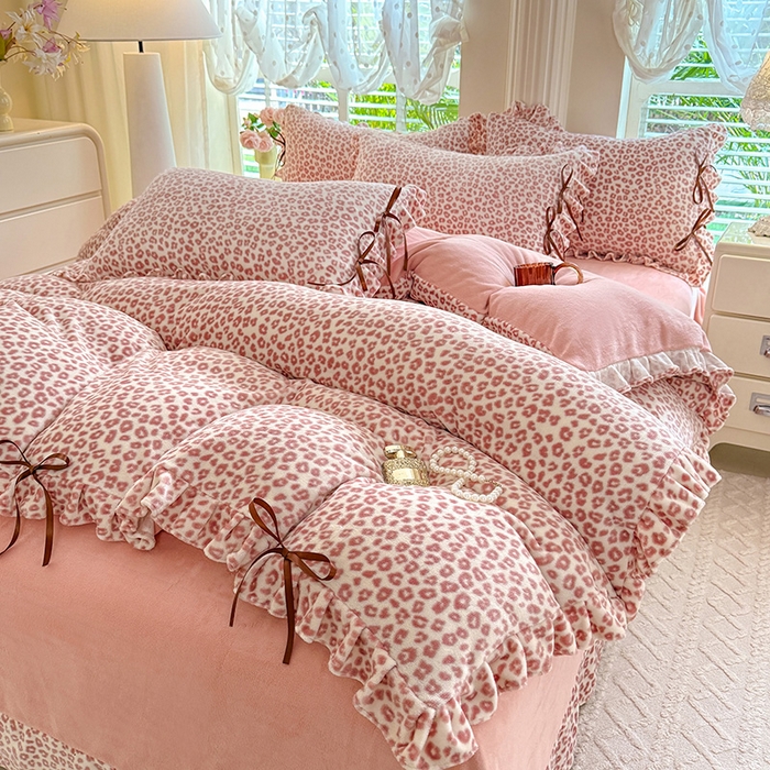 91家纺网 家纺一手货源 找家纺 韩约 2025新款韩式蝴蝶结牛奶绒床单款四件套 粉色豹纹