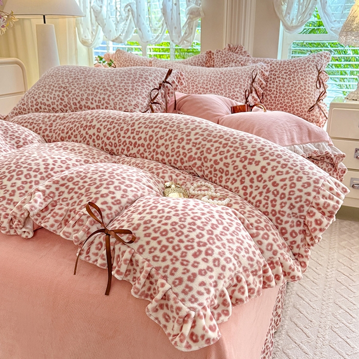 91家纺网 家纺一手货源 找家纺 韩约 2025新款韩式蝴蝶结牛奶绒床单款四件套 粉色豹纹