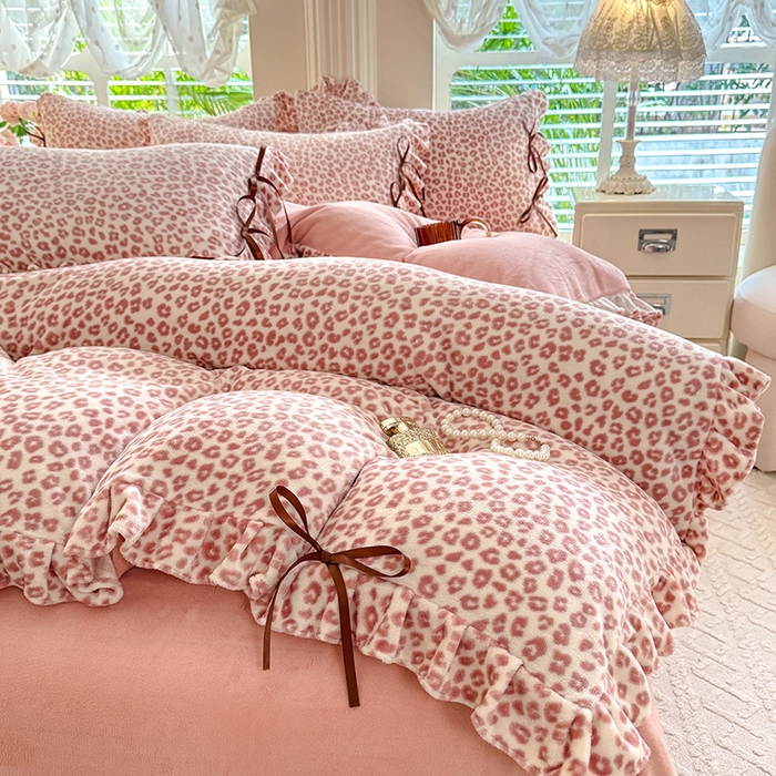 91家纺网 家纺一手货源 找家纺 韩约 2025新款韩式蝴蝶结牛奶绒床单款四件套 粉色豹纹