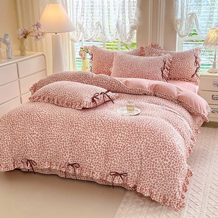 91家纺网 家纺一手货源 找家纺 韩约 2025新款韩式蝴蝶结牛奶绒床单款四件套 粉色豹纹