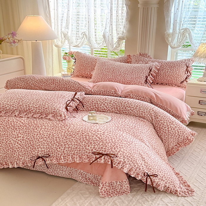 91家纺网 家纺一手货源 找家纺 韩约 2025新款韩式蝴蝶结牛奶绒床单款四件套 粉色豹纹
