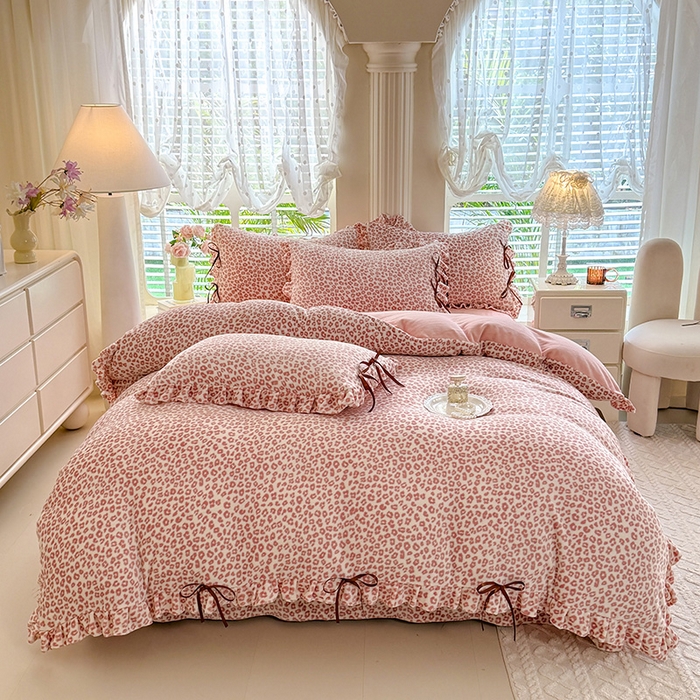 91家纺网 家纺一手货源 找家纺 韩约 2025新款韩式蝴蝶结牛奶绒床单款四件套 粉色豹纹