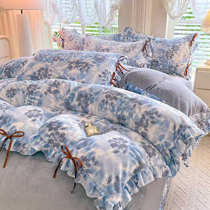 91家纺网 家纺一手货源 找家纺 韩约 2025新款韩式蝴蝶结牛奶绒床单款四件套 浪漫花海