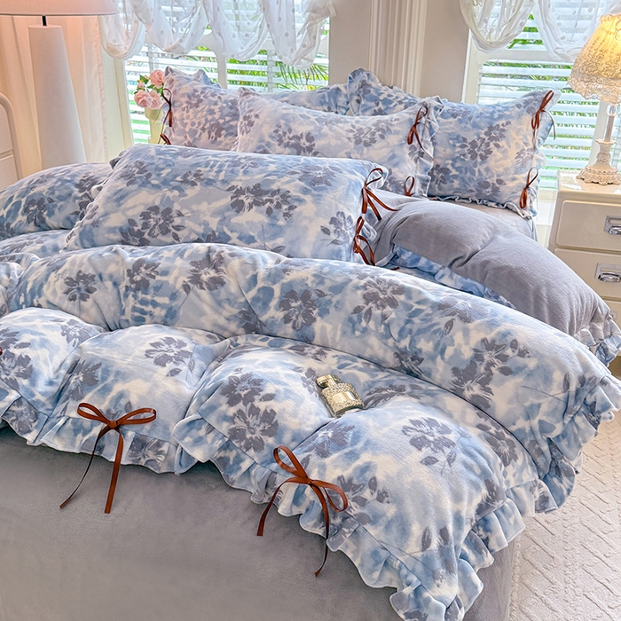 91家纺网 家纺一手货源 找家纺 韩约 2025新款韩式蝴蝶结牛奶绒床单款四件套 浪漫花海