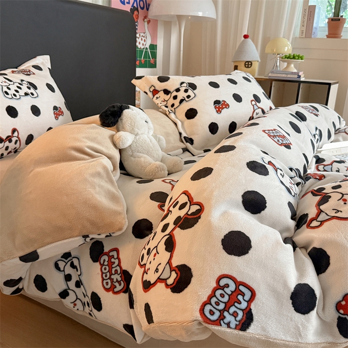 艾特你 2025新款小清新高克重牛奶绒印花四件套 波点小狗