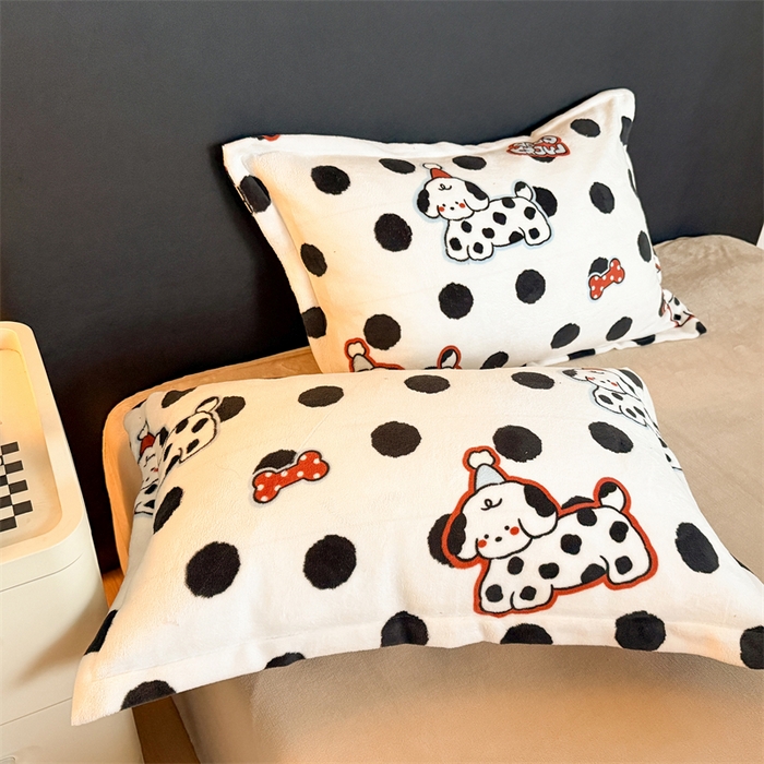 91家纺网 家纺一手货源 找家纺 艾特你 2025新款小清新高克重牛奶绒印花四件套 波点小狗