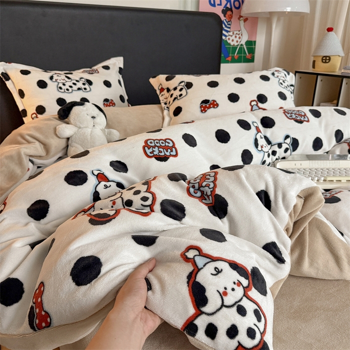 91家纺网 家纺一手货源 找家纺 艾特你 2025新款小清新高克重牛奶绒印花四件套 波点小狗