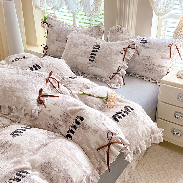 91家纺网 家纺一手货源 找家纺 韩约 2025新款韩式蝴蝶结牛奶绒床单款四件套 迷你字母