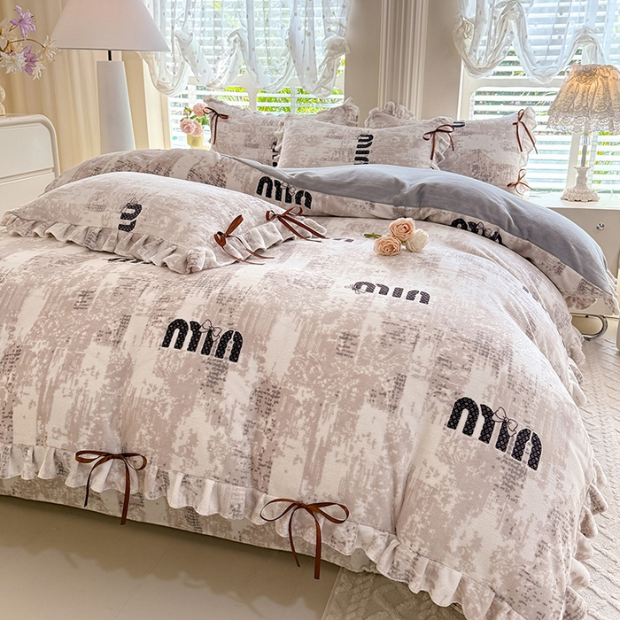 91家纺网 家纺一手货源 找家纺 韩约 2025新款韩式蝴蝶结牛奶绒床单款四件套 迷你字母