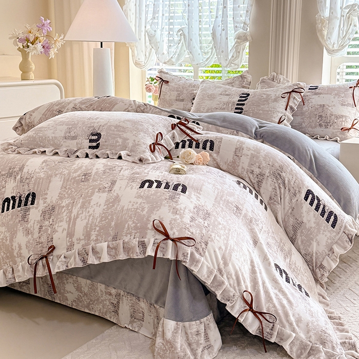 91家纺网 家纺一手货源 找家纺 韩约 2025新款韩式蝴蝶结牛奶绒床单款四件套 迷你字母