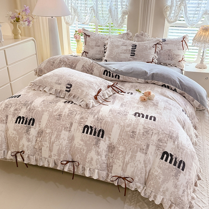 91家纺网 家纺一手货源 找家纺 韩约 2025新款韩式蝴蝶结牛奶绒床单款四件套 迷你字母