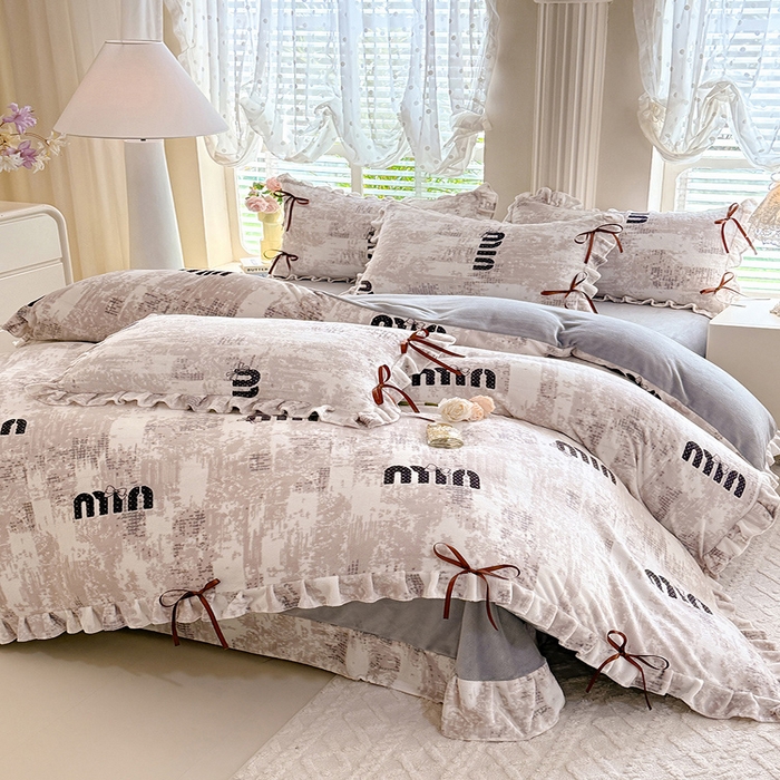 91家纺网 家纺一手货源 找家纺 韩约 2025新款韩式蝴蝶结牛奶绒床单款四件套 迷你字母