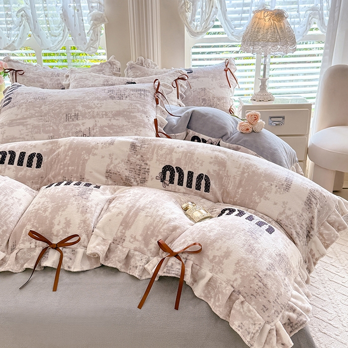 91家纺网 家纺一手货源 找家纺 韩约 2025新款韩式蝴蝶结牛奶绒床单款四件套 迷你字母