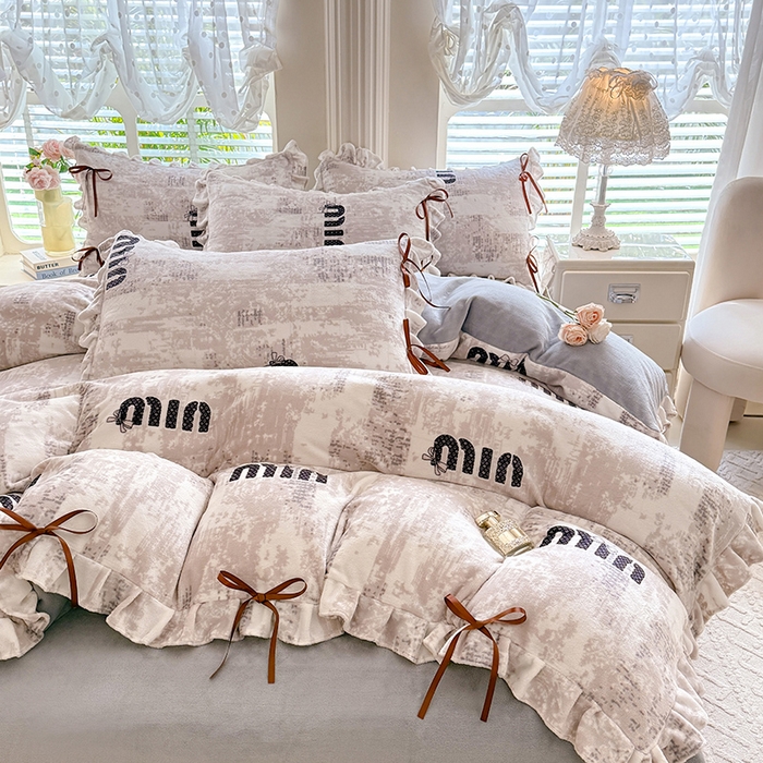 91家纺网 家纺一手货源 找家纺 韩约 2025新款韩式蝴蝶结牛奶绒床单款四件套 迷你字母