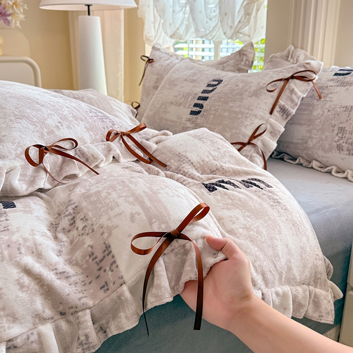 91家纺网 家纺一手货源 找家纺 韩约 2025新款韩式蝴蝶结牛奶绒床单款四件套 迷你字母