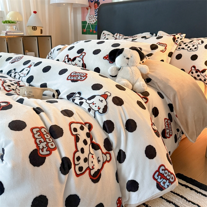 91家纺网 家纺一手货源 找家纺 艾特你 2025新款小清新高克重牛奶绒印花四件套 波点小狗