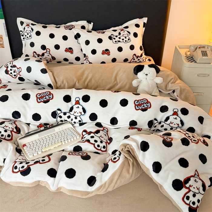 91家纺网 家纺一手货源 找家纺 艾特你 2025新款小清新高克重牛奶绒印花四件套 波点小狗