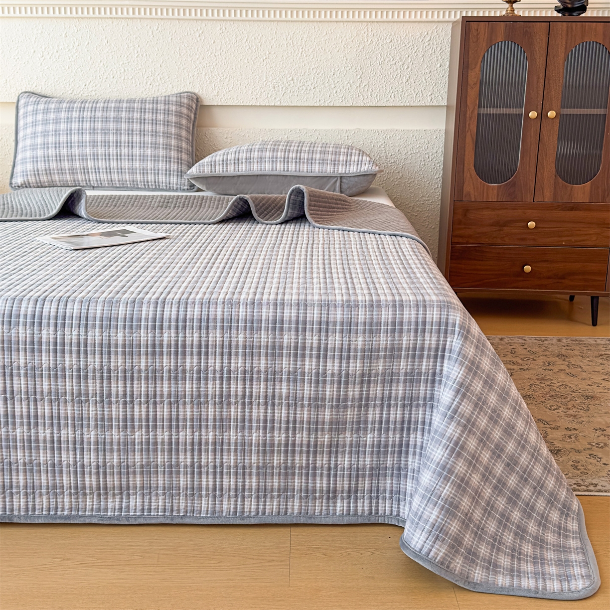 91家纺网 家纺一手货源 找家纺 恒爱家纺 2025新款全棉宝宝绒双拼床盖三件套 灰小格