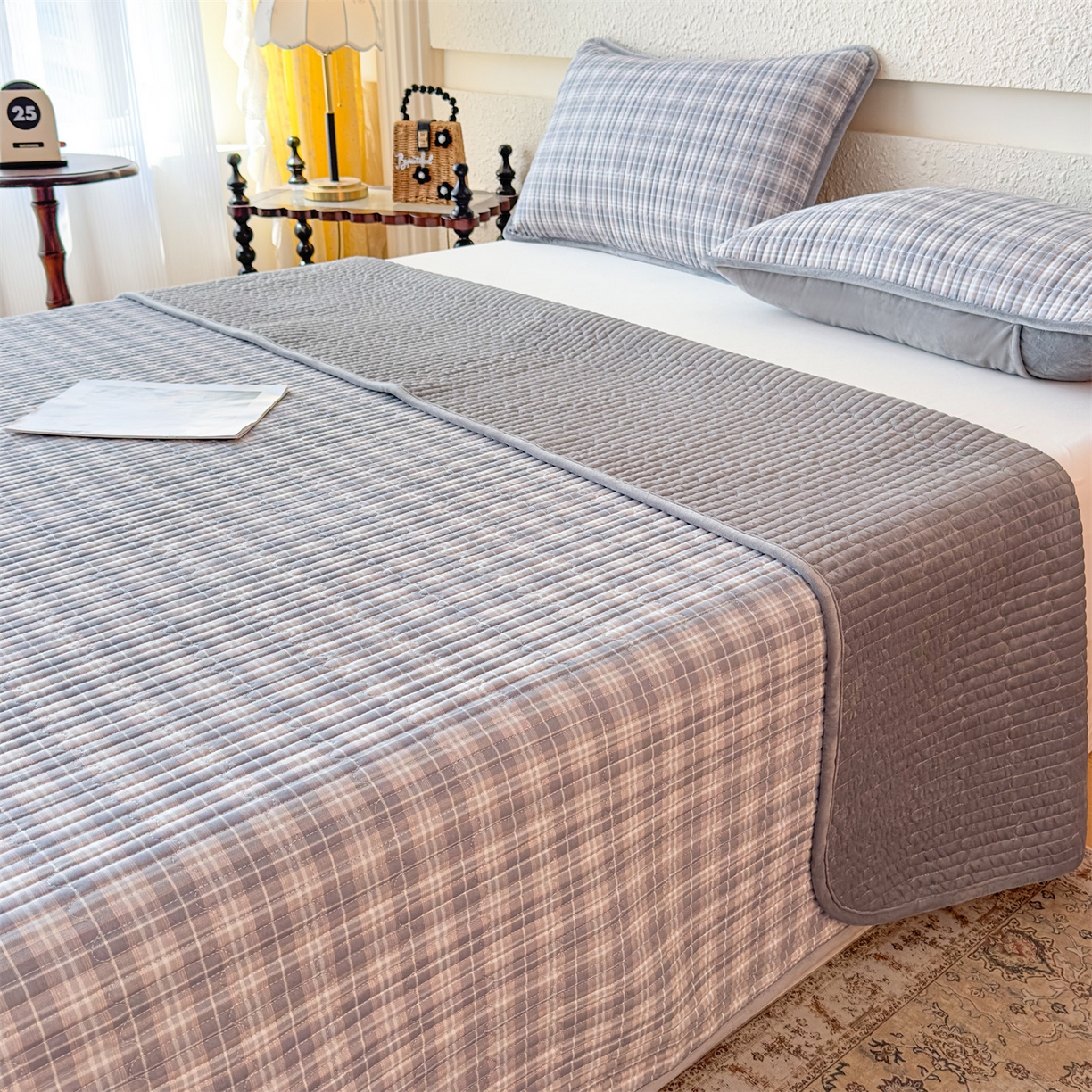 91家纺网 家纺一手货源 找家纺 恒爱家纺 2025新款全棉宝宝绒双拼床盖三件套 灰小格