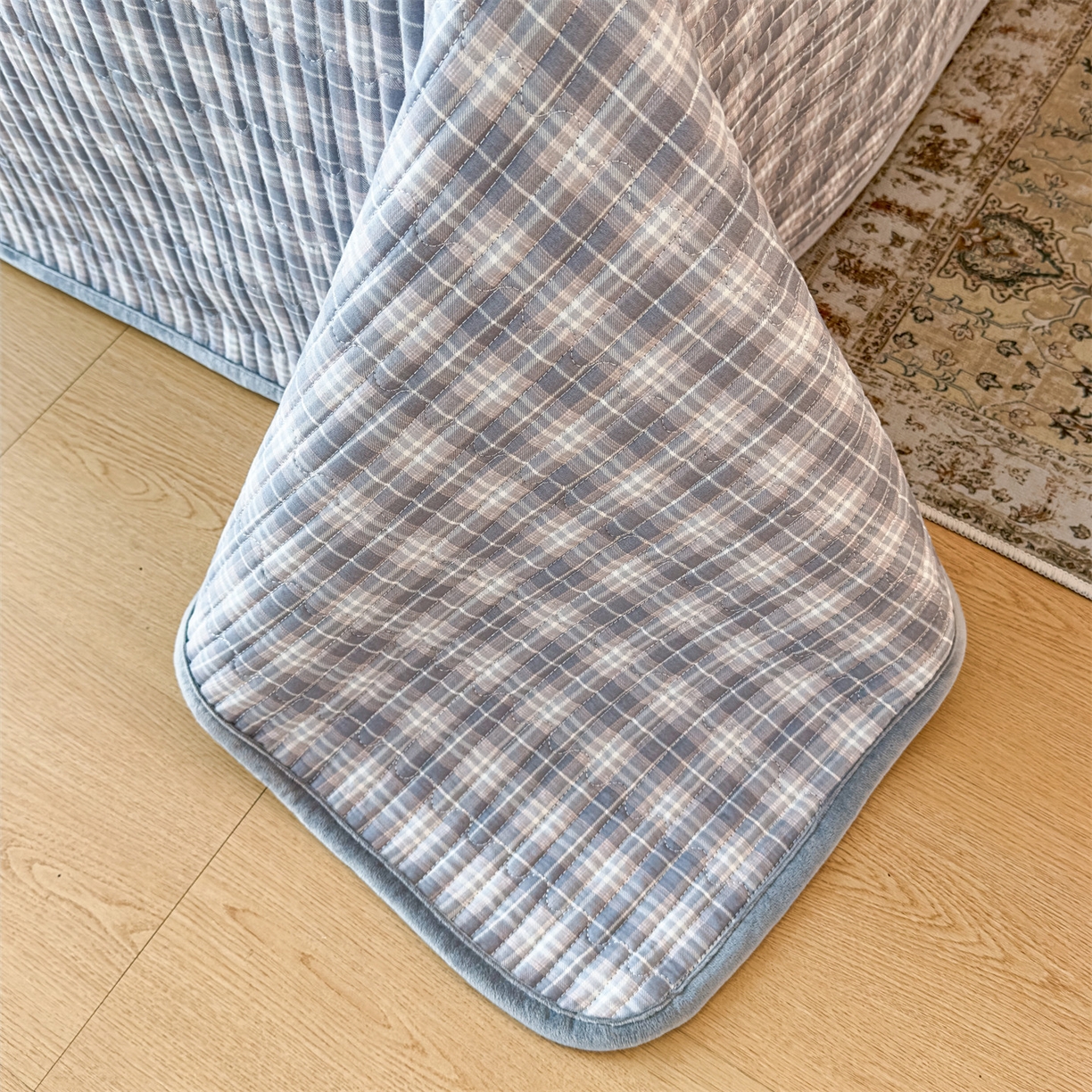 91家纺网 家纺一手货源 找家纺 恒爱家纺 2025新款全棉宝宝绒双拼床盖三件套 灰小格