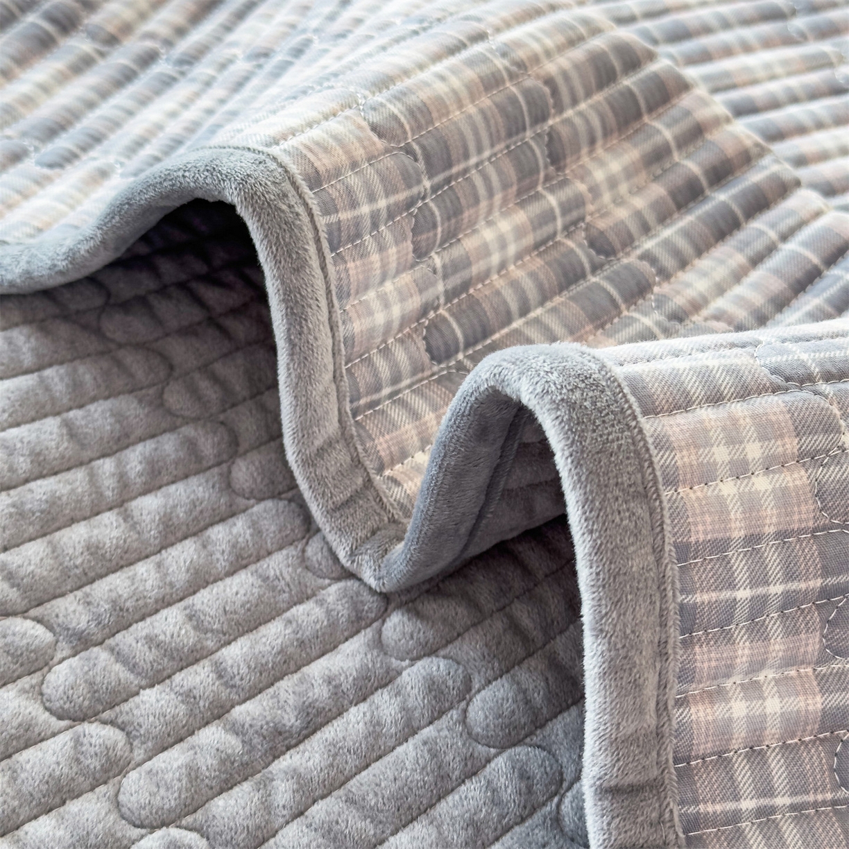 91家纺网 家纺一手货源 找家纺 恒爱家纺 2025新款全棉宝宝绒双拼床盖三件套 灰小格